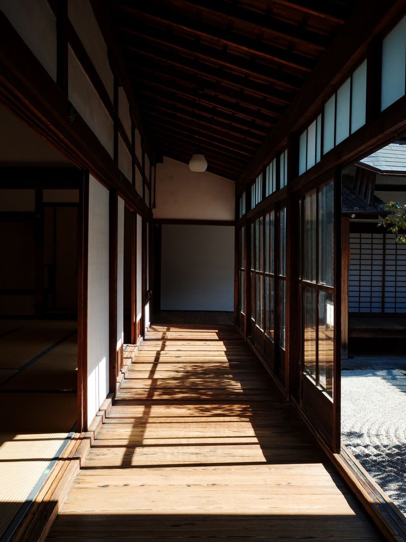 日の差し込む縁側と木の廊下
