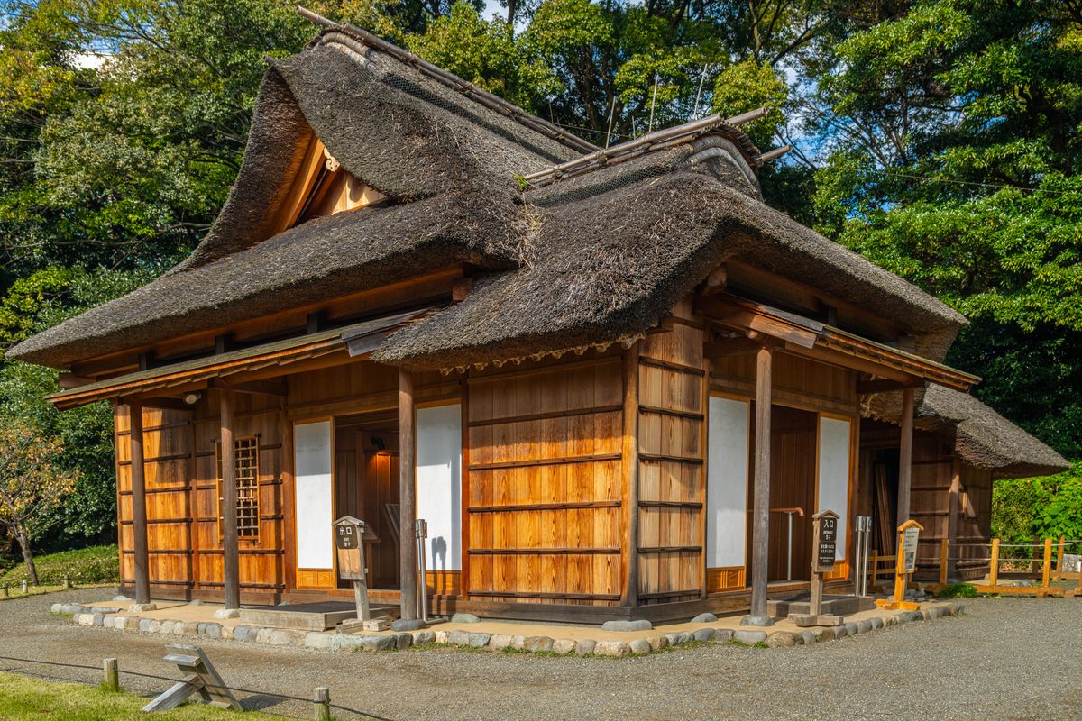 茅葺屋根の木造民家