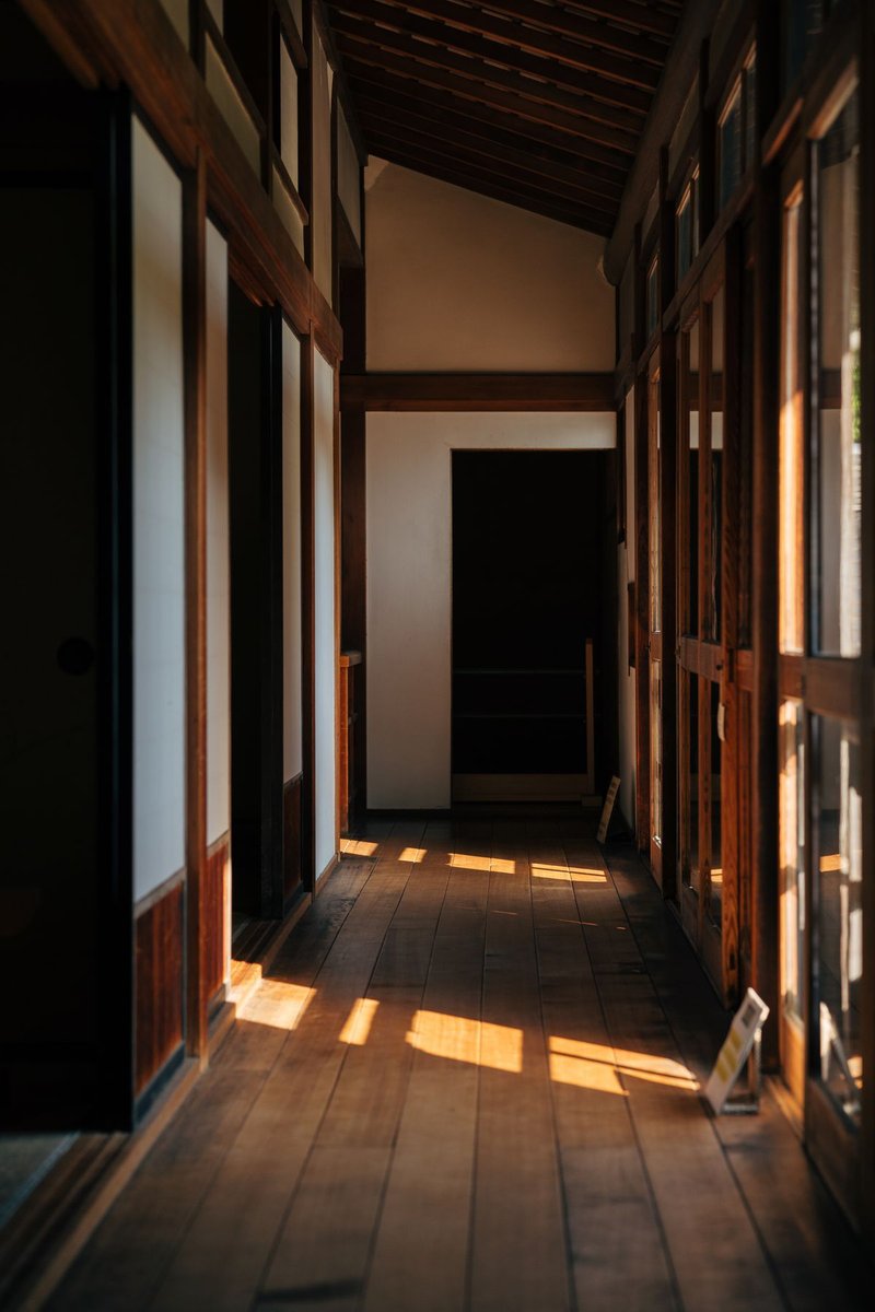 木の廊下と建具の内観