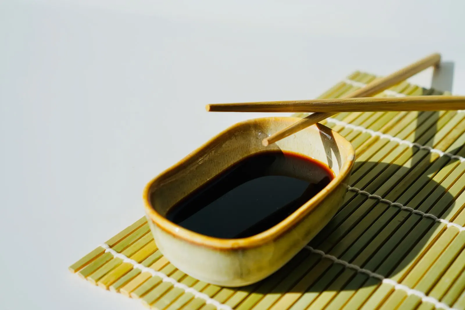 小皿に注いだ醤油