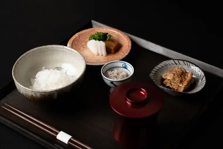 小鉢の並ぶ定食